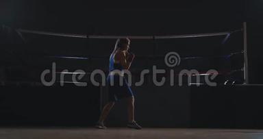 职业漂亮的女拳击手otbryvatyvat在大厅的一个黑暗的大厅里用一个影子吹着打